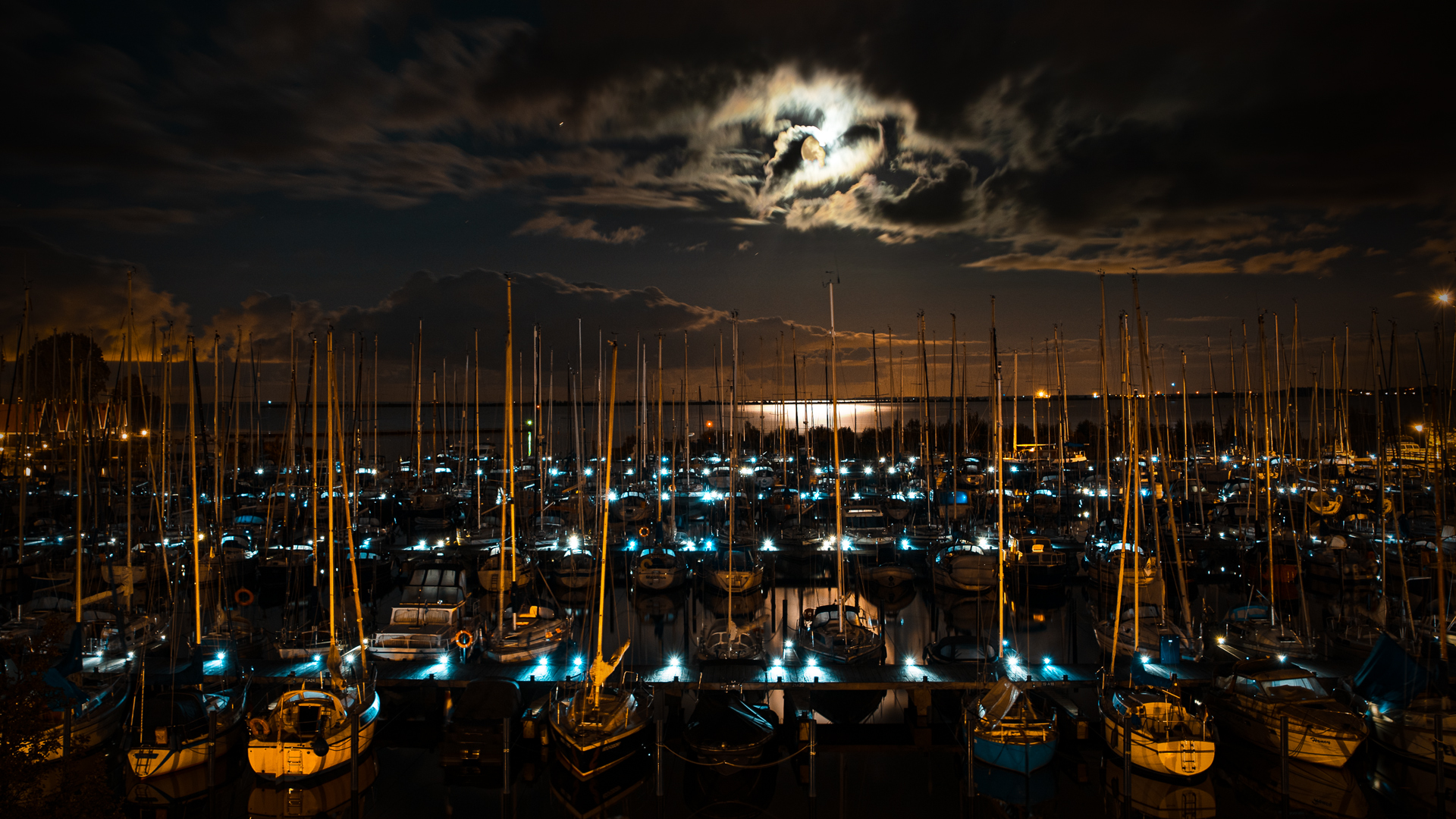 SchiffchenInVolendamNachtsImHafen